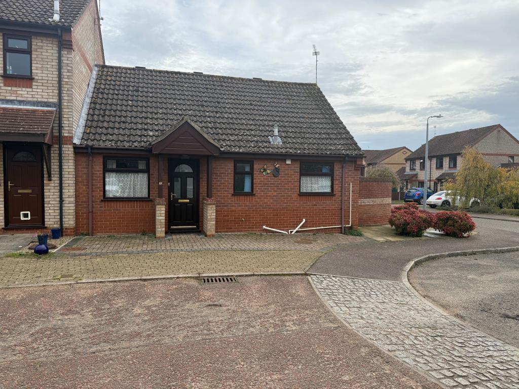 Lot: 102 - TWO-BEDROOM BUNGALOW IN NEED OF IMPROVEMENT - Front shot of end of terrace bungalow